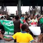 #Endsars: Drama As Protesters Fight Over Money At Lekki Tollgate