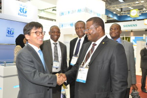 Group Managing Director of the Nigerian National Petroleum Corporation, NNPC, Engr. Andrew Yakubu, with the Managing Director, Korean National Oil Corporation, KNOC, Oh-Kyeu Baek, at the exhibition pavilion of the World Energy Congress in Daegu, South Korea