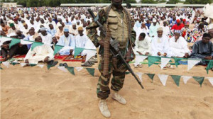 Nigerian soldier guards Muslims praying during Eid al-Fitr